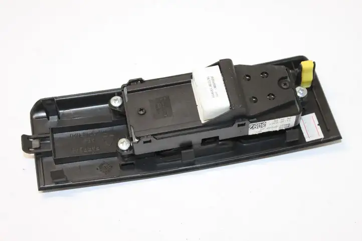 Toyota Corolla Verso E121 (2004 - 2007) 848200F040 Кнопка стеклоподъемников — фото 2