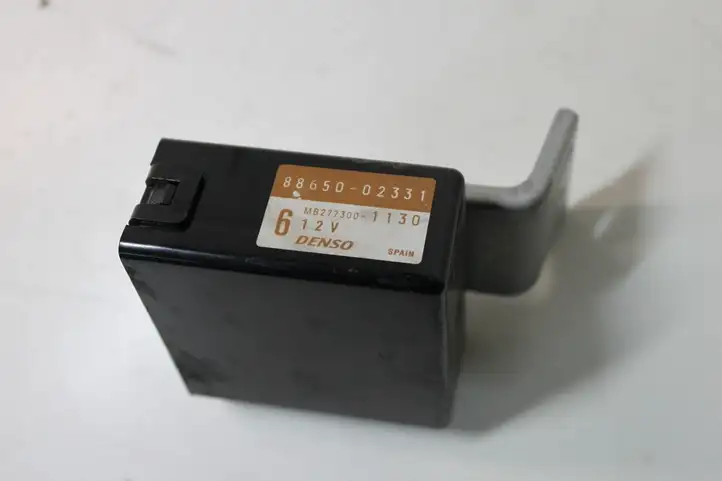 Toyota Corolla E120 E130 (2000 - 2004) 8865002331 Усилитель антенны — фото 3