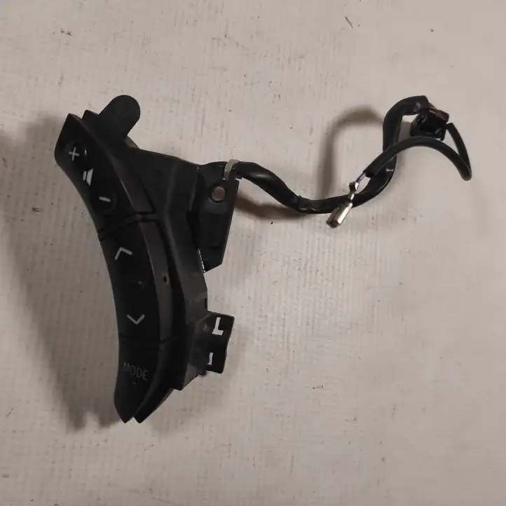 Toyota Avensis Verso (2001 - 2004) 75B037 Кнопки на рулевом колесе — фото 1