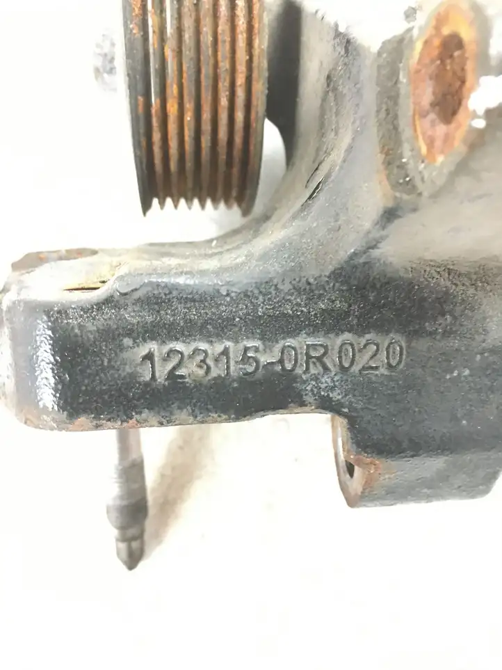 Toyota Avensis T270 (2009 - 2012) 123150R020 Кронштейн двигателя — фото 2