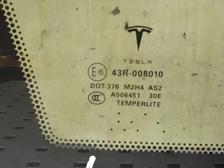 Tesla Model S (2016 - 2021) Заднее боковое стекло — фото 2