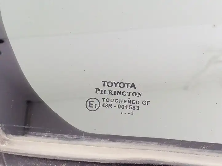 Toyota Avensis T270 (2009 - 2012) 6818805060 Форточка двери — фото 2