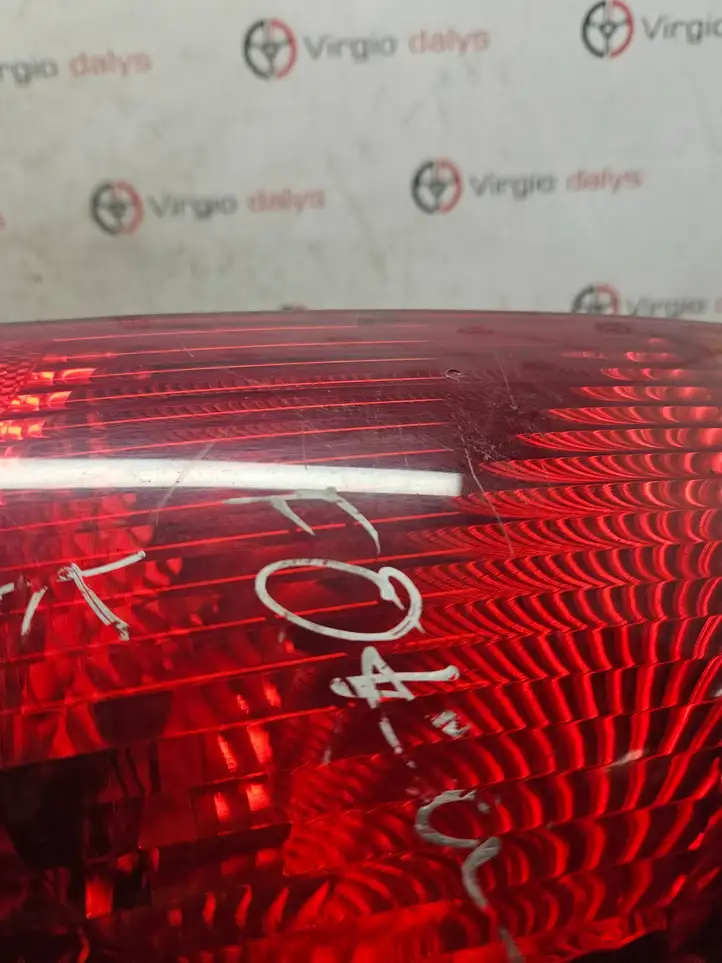 Ford Focus (2005 - 2008)  XS4113405A Задний фонарь в кузове