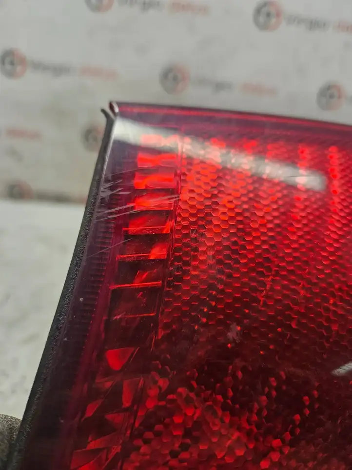 Ford Focus (2005 - 2008)  XS4113405A Задний фонарь в кузове