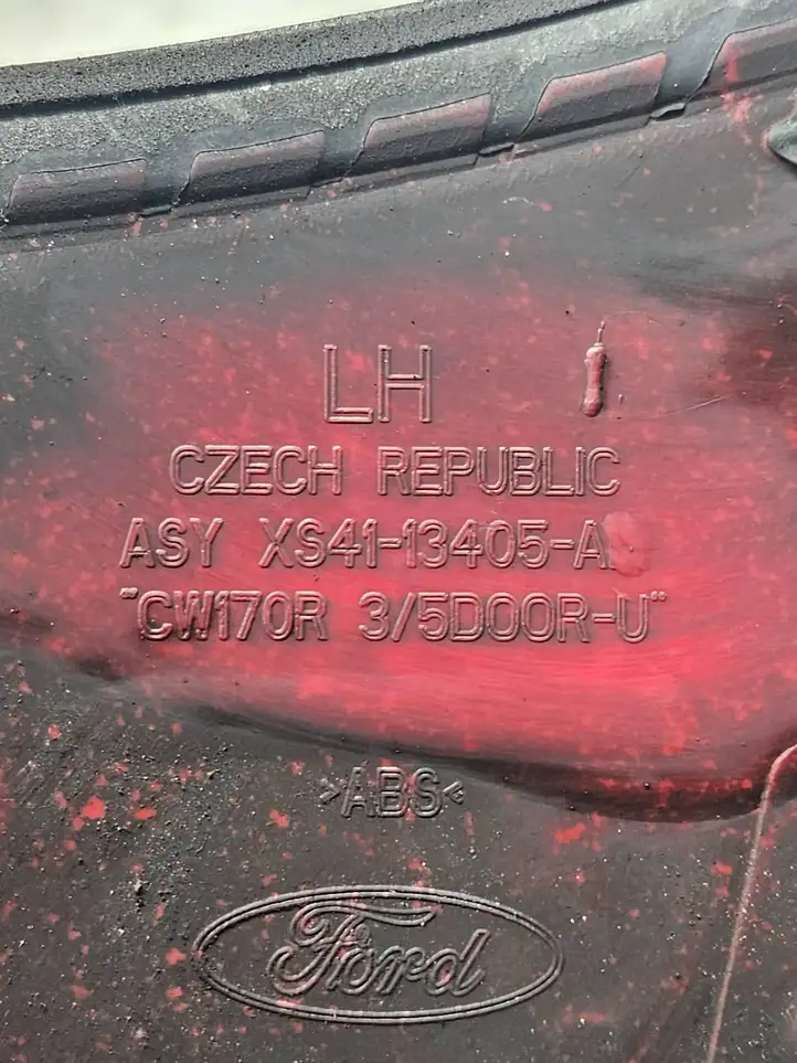 Ford Focus (2005 - 2008)  XS4113405A Задний фонарь в кузове