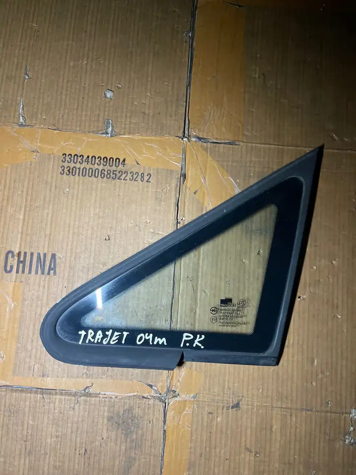 Hyundai Trajet (2004 - 2007)   Треугольное стекло в передней части кузова