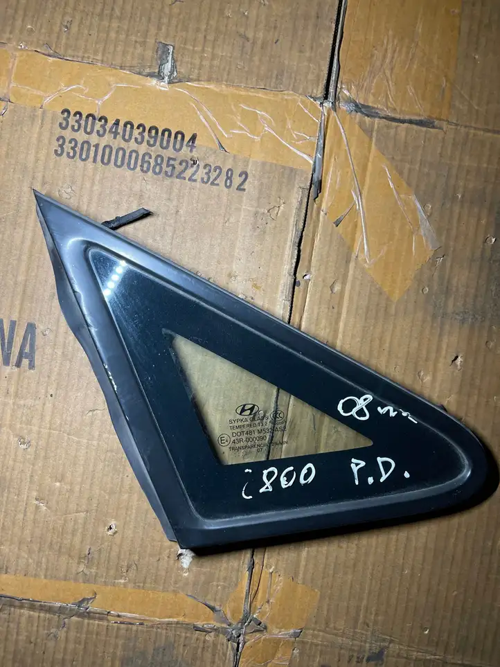 Hyundai H-1, Starex, Satellite (2007 - 2013) Треугольное стекло кузова — фото 1