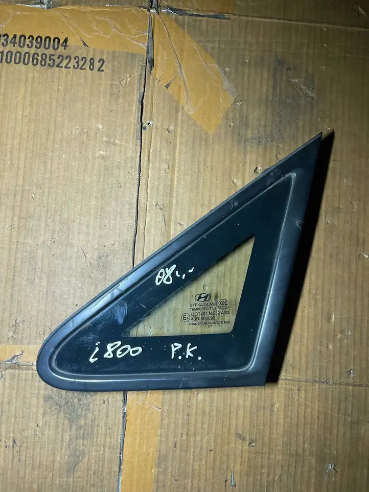 Hyundai H-1, Starex, Satellite (2007 - 2013) Треугольное стекло кузова — фото 1