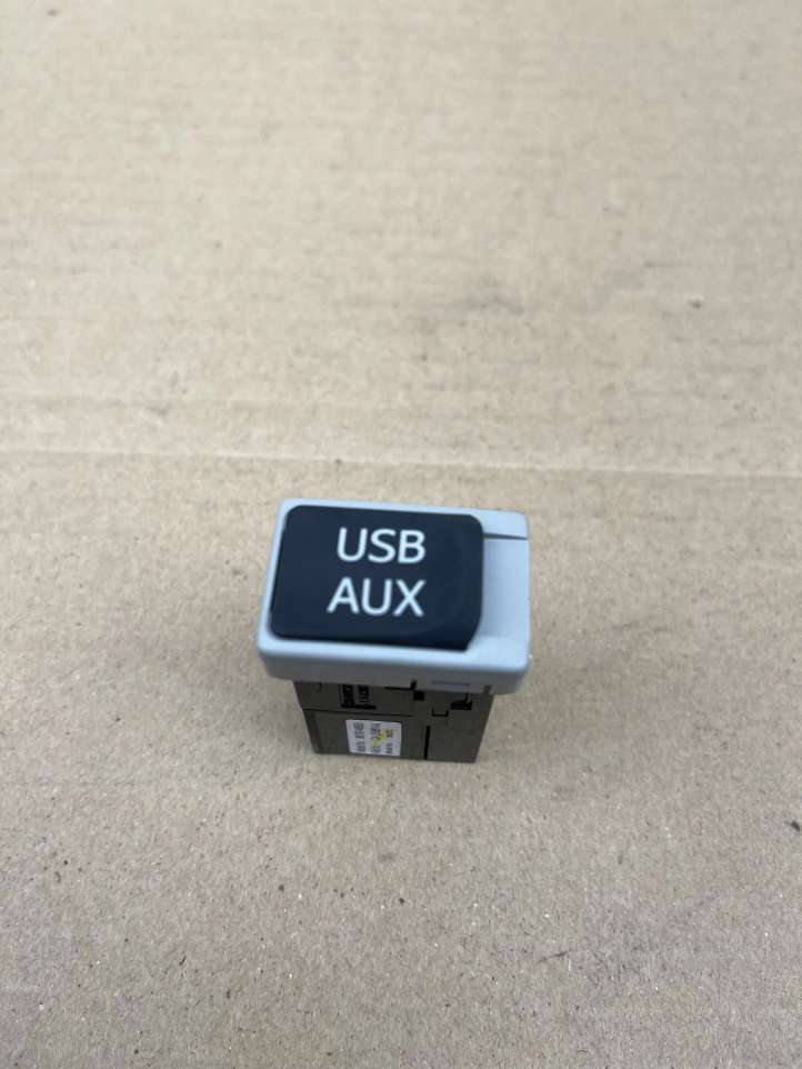 8619048050 Lexus RX III USB jungtis