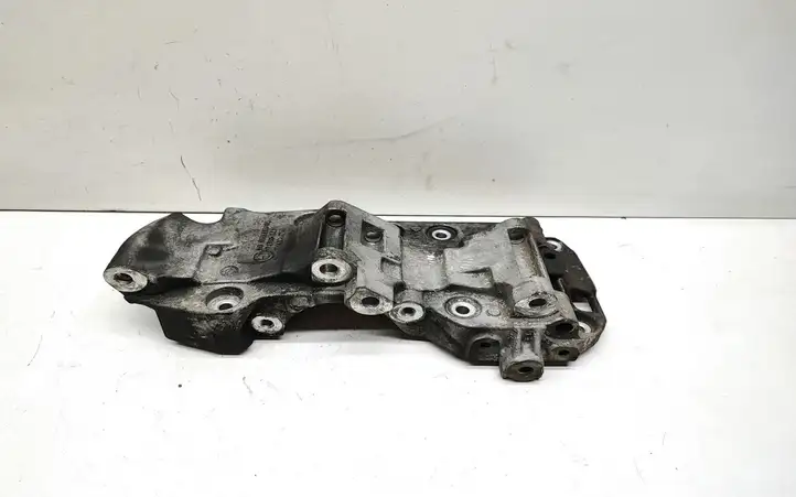BMW 3 E90 E91 (2005 - 2012) 8506863 Кронштейн генератора — фото 1