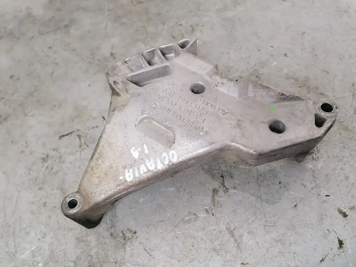 Skoda Octavia Mk2 (1Z) (2004 - 2013) 03G199207F Кронштейн двигателя — фото 1