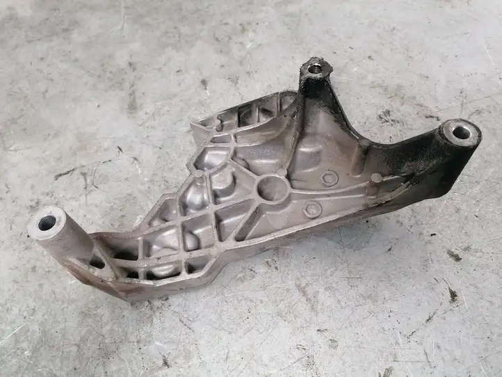 Skoda Octavia Mk2 (1Z) (2004 - 2013) 03G199207F Кронштейн двигателя — фото 3