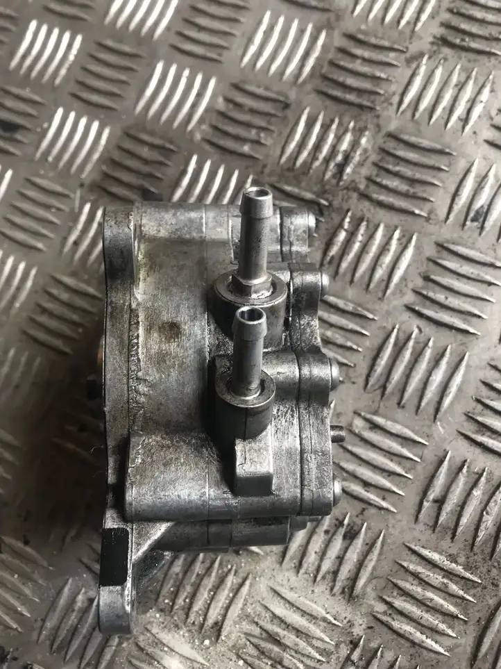 Audi A4 S4 B7 8E 8H (2004 - 2009) 03G145209C Вакуумный насос — фото 3