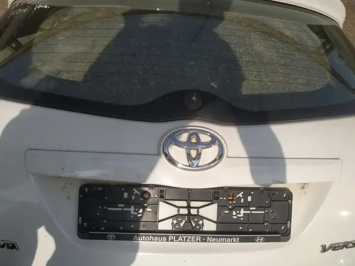 Toyota Verso (2009 - 2012) Подсветка номера — фото 1
