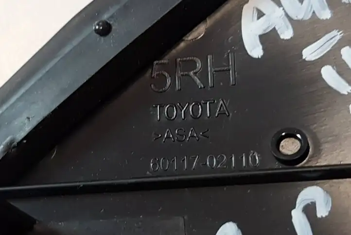 Toyota Auris E180 (2012 - 2018) 6011702110 Молдинг крыла — фото 3