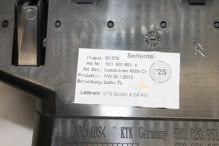Skoda Octavia Mk3 (5E) (2013 - 2019) 5E0820951A Воздушная решетка панели — фото 7