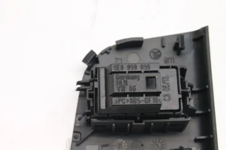 Skoda Octavia Mk3 (5E) (2013 - 2019) 5E0959655 Кнопка фаркопа в багажнике — фото 5