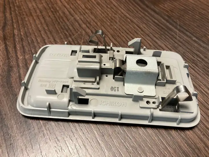 Toyota Avensis Verso (1995 - 2001) 8124012070 Задняя подсветка — фото 2