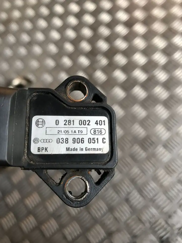 Volkswagen PASSAT B6 (2005 - 2010) 038906051C Датчик давления воздуха впуска — фото 2