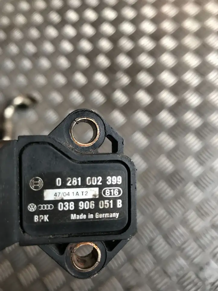 Volkswagen PASSAT B6 (2005 - 2010) 038906051B Датчик давления воздуха впуска — фото 2