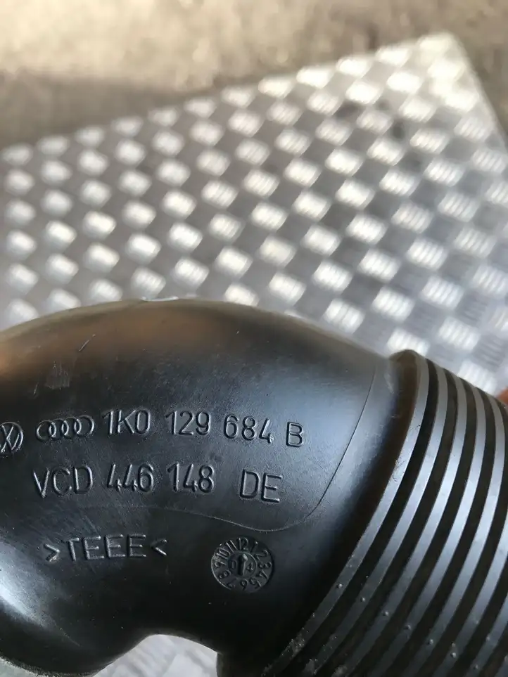 Volkswagen PASSAT B6 (2005 - 2010) 1K0129684B Детали воздухозаборника — фото 2