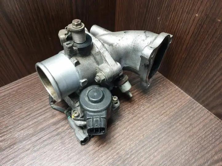 Toyota Corolla Verso E121 (2001 - 2004) 8967221020 Дроссельная заслонка — фото 1
