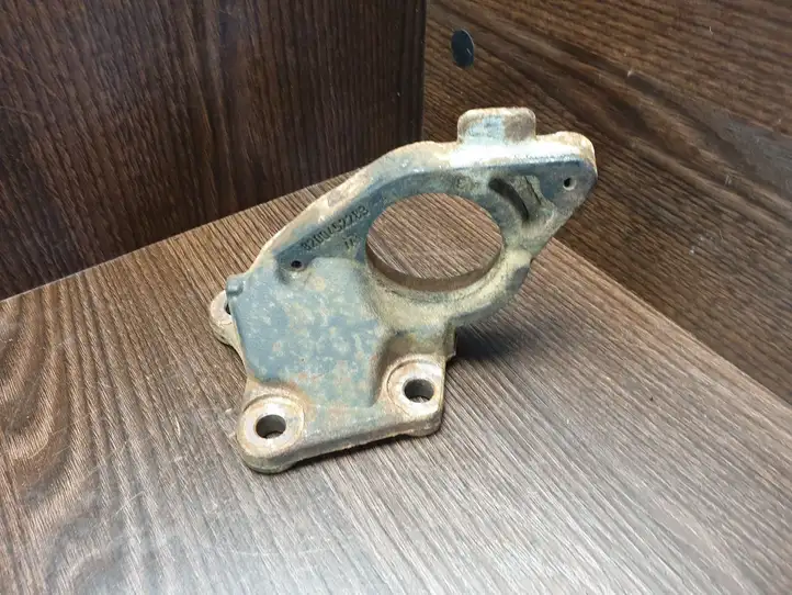Nissan Primera (2001 - 2008) 8200452283 Кронштейн подвесного подшипника — фото 1