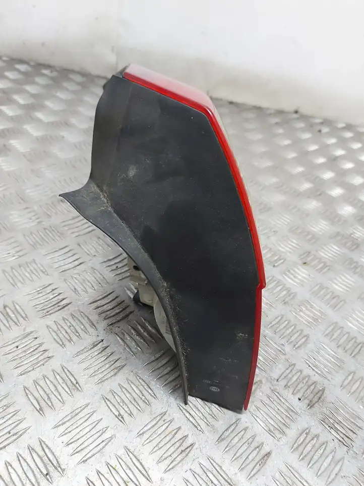 Audi A4 S4 B6 8E 8H (2000 - 2006) Задний фонарь в кузове — фото 4