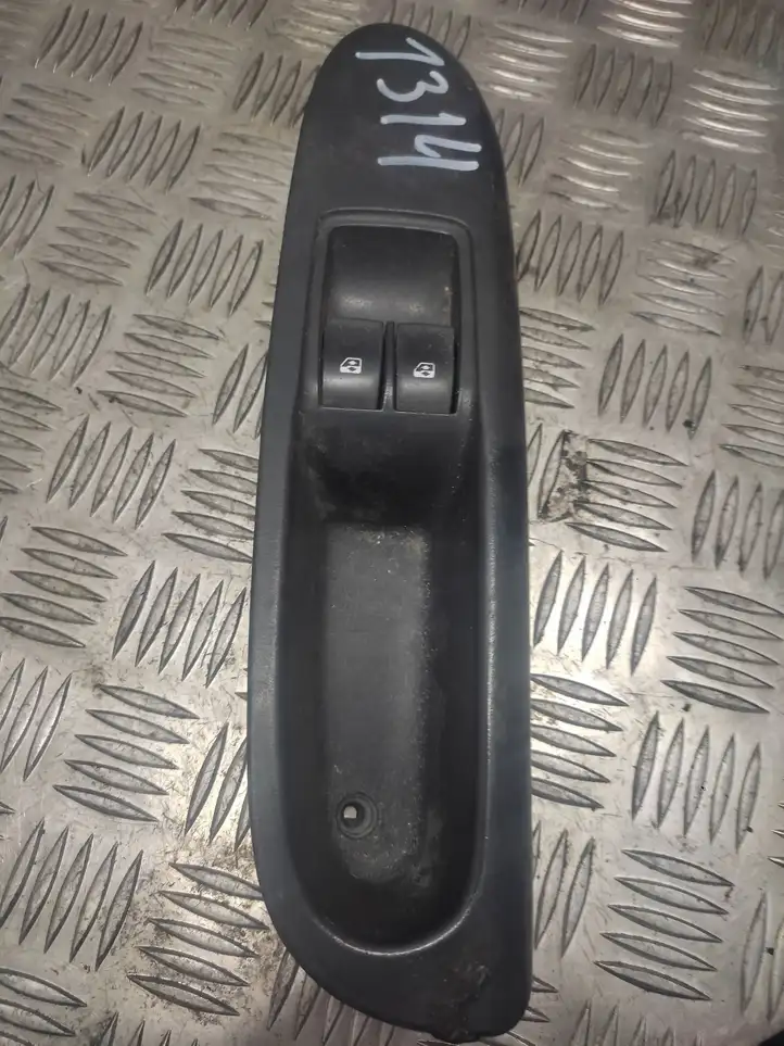 Renault Clio III (2005 - 2012) 8200628298CF Кнопка стеклоподъемников — фото 1