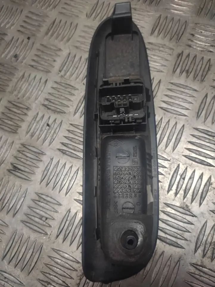Renault Clio III (2005 - 2012) 8200628298CF Кнопка стеклоподъемников — фото 2