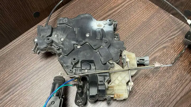 Volkswagen Caddy (2004 - 2010) 2K0843654AN Замок раздвижной двери — фото 6