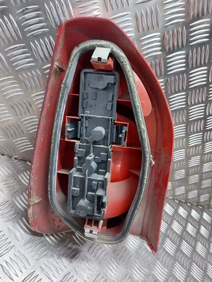 Citroen Xsara Picasso (1999 - 2012) 89032868 Задний фонарь в кузове — фото 2