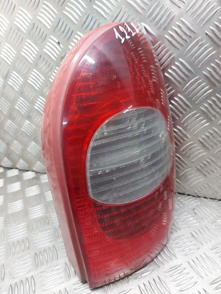 Citroen Xsara Picasso (1999 - 2012) 89032868 Задний фонарь в кузове — фото 4
