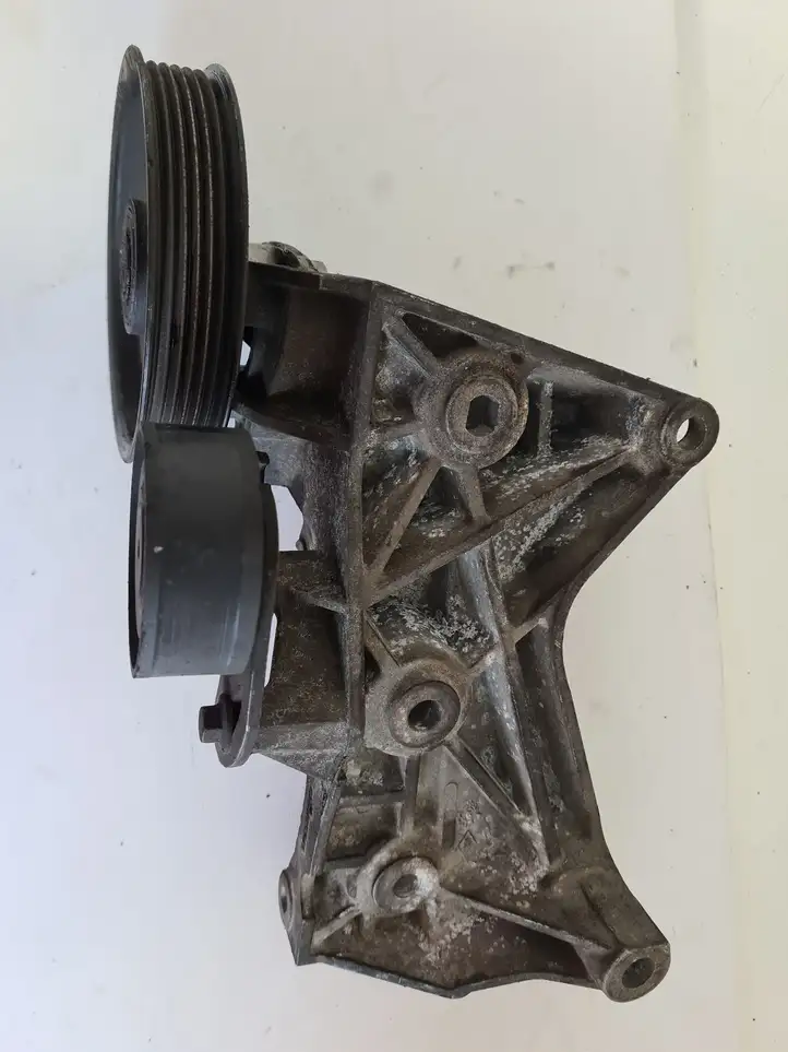 Renault Megane II (2002 - 2005) 8200185605 Кронштейн генератора — фото 2