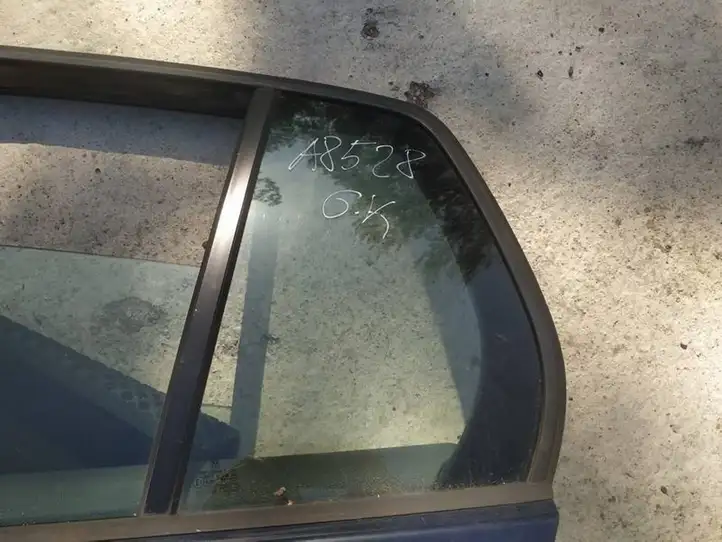 Volkswagen Golf V (2003 - 2009)   Маленькое стекло 