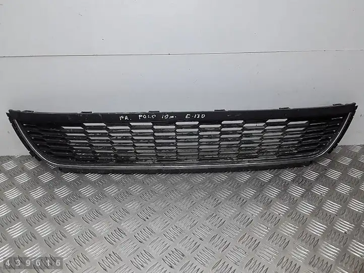 Volkswagen Polo V 6R (2009 - 2015) 6R0853677B Верхняя решетка радиатора — фото 1