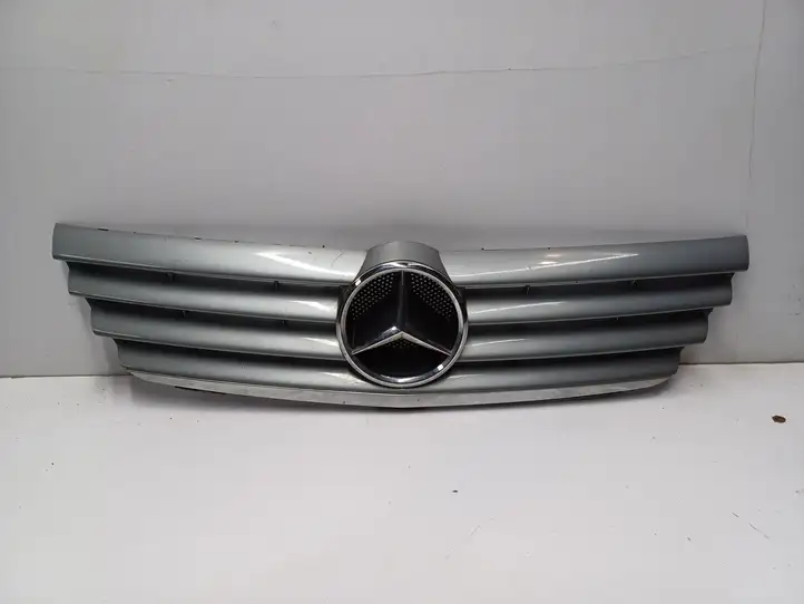 Mercedes-Benz C AMG W203 (2000 - 2007) A2038801083 Передняя решетка — фото 1