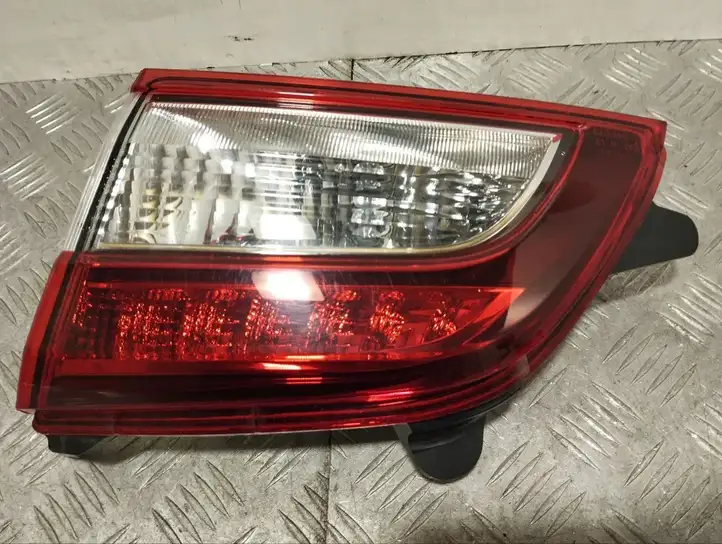 Subaru Outback (BS) (2014 - 2019) 946073 Задний фонарь в крышке багажника — фото 1