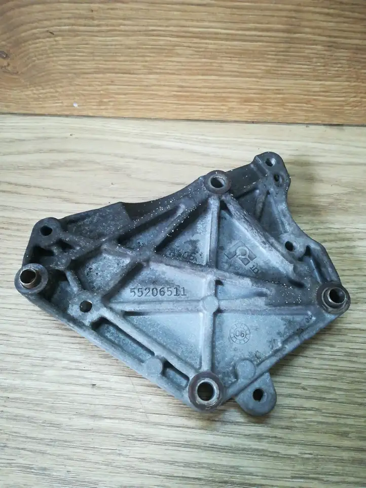 Opel Meriva A (2002 - 2006) 55206511 Кронштейн генератора — фото 1