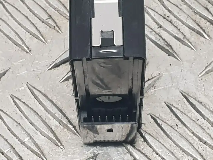 BMW 3 E46 (1998 - 2005) 61318368920 Включатель аварийных фонарей — фото 2