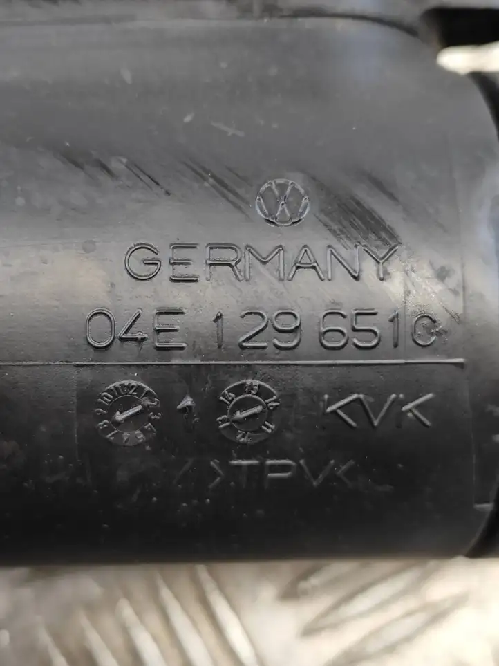 Volkswagen Golf VII (2013 - 2019) 04E129651C Трубка подачи воздуха — фото 3