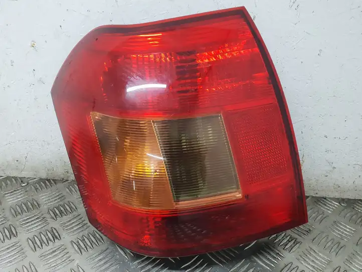 Toyota Corolla E120 E130 (2000 - 2004) 02510459 Задний фонарь в кузове — фото 1