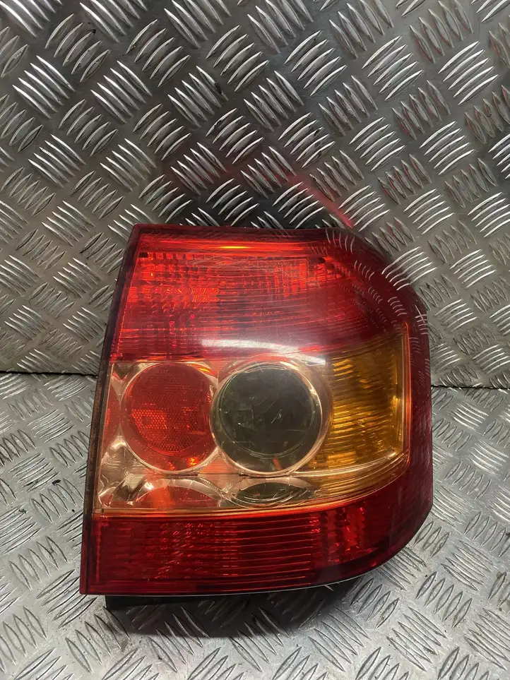 Toyota Corolla E120 E130 (2004 - 2007) 02100 Задний фонарь в кузове — фото 1