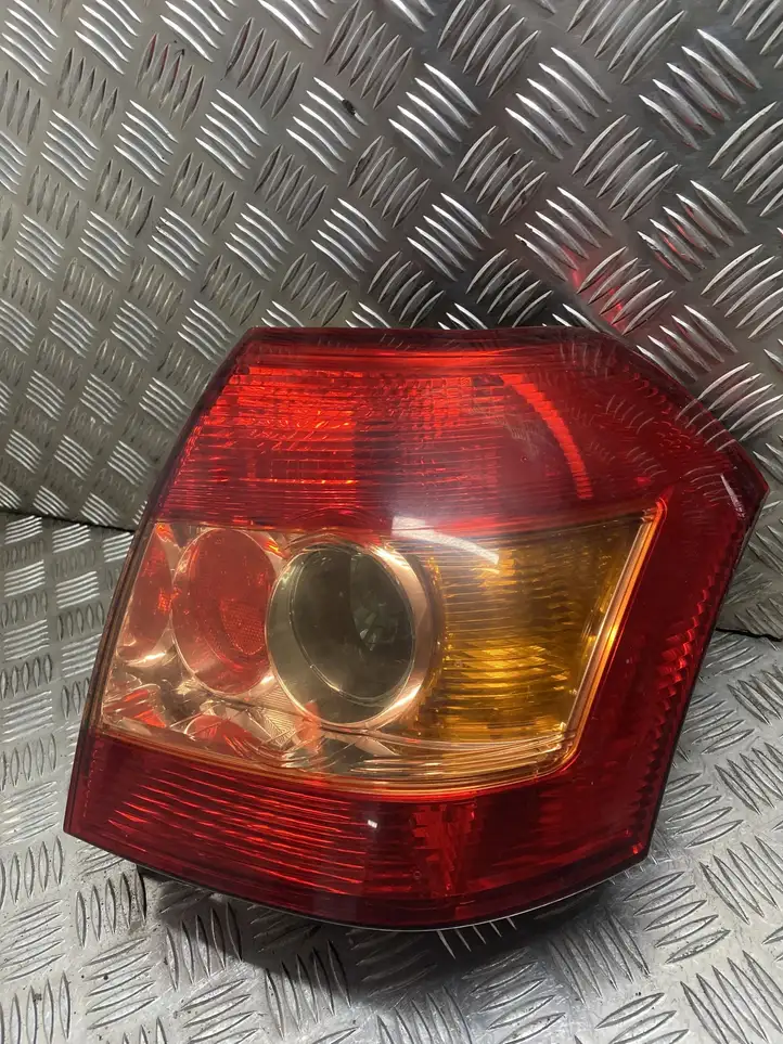 Toyota Corolla E120 E130 (2004 - 2007) 02100 Задний фонарь в кузове — фото 2