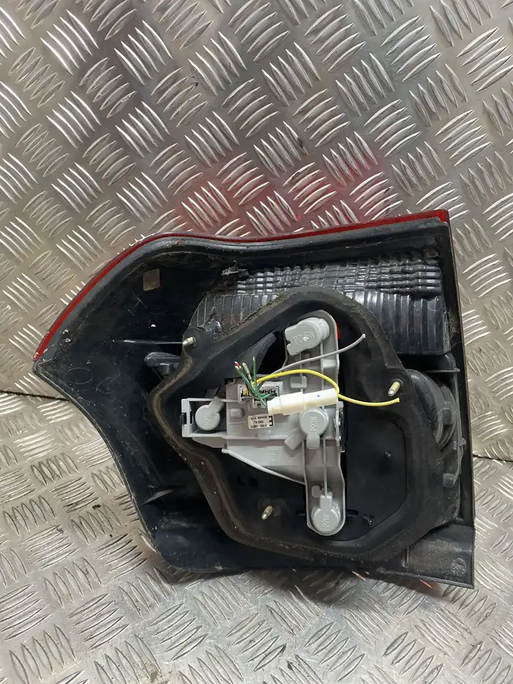 Toyota Corolla E120 E130 (2004 - 2007) 02100 Задний фонарь в кузове — фото 3