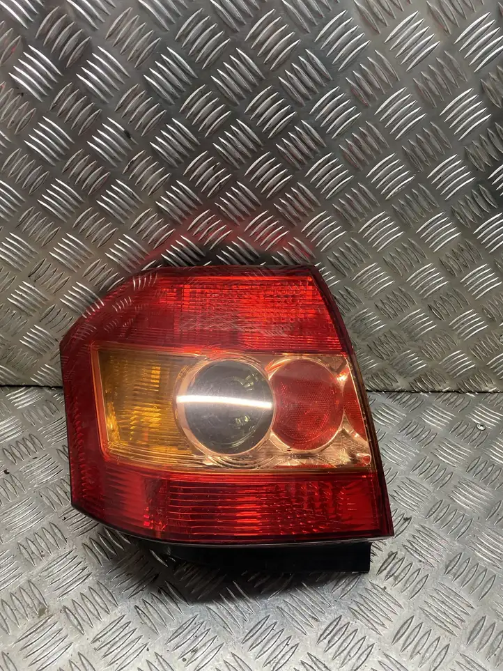 Toyota Corolla E120 E130 (2004 - 2007) 02100 Задний фонарь в кузове — фото 1
