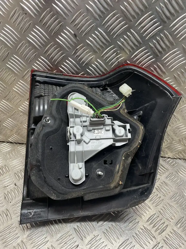 Toyota Corolla E120 E130 (2004 - 2007) 02100 Задний фонарь в кузове — фото 3