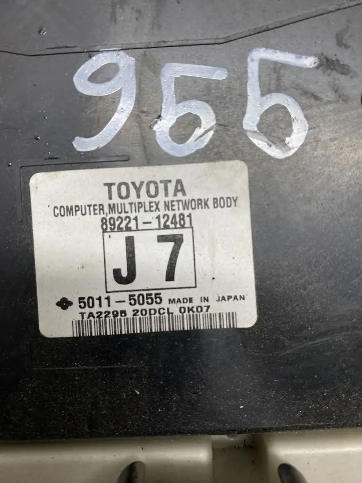 Toyota Auris 150 (2006 - 2012) 8922112481 Блок предохранителей — фото 2