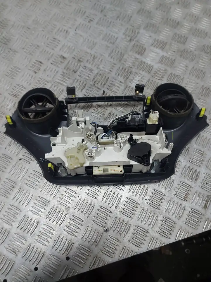 Toyota Yaris (1999 - 2003) 758277 Блок управления климат-контролем — фото 6