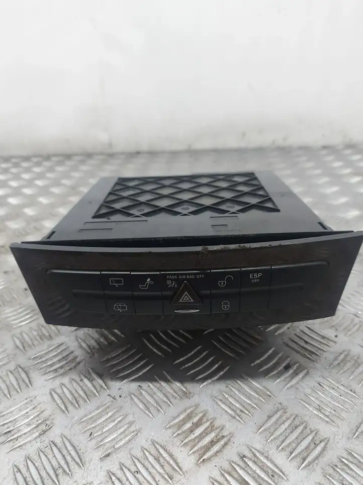 Mercedes-Benz E W211 (2002 - 2009) A2116800552 Блок кнопок на панели — фото 1